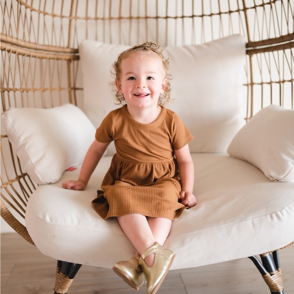 Riley T-Straps - Scalloped - Gold - Picture 5 of 11